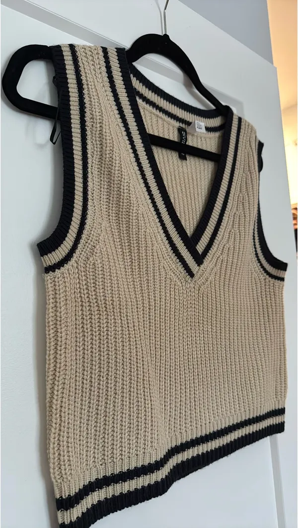 H&M Divided Cropped Sweater Vest - Image 2