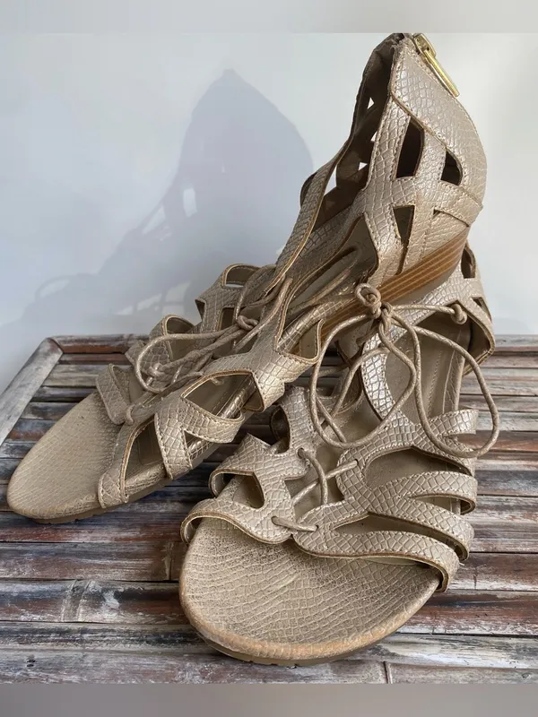 Kenneth Cole Reaction gold crackle texture gladiator sandals summer vacation 9 - Image 3