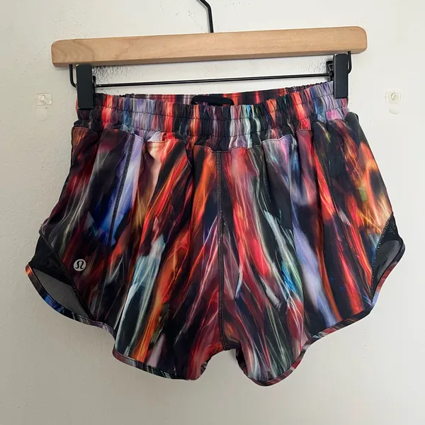 LULULEMON- Hotty Hot Short II 2.5" Chroma Fusion Multi Size 6 - Image 4