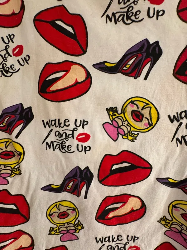 On Fire Graphic Tee with Red Lips and Black Shoes Large - Image 3