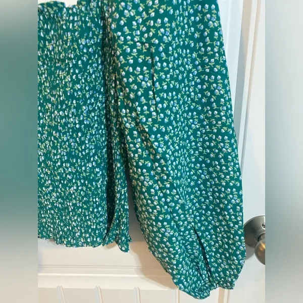 Boutique Women's Floral Print Smocked Crop Top - Green/Blue - Size Small - Image 2