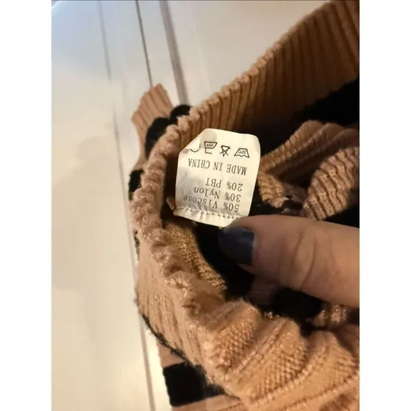 Amazon crewneck tan and black striped sweater size small - Image 4