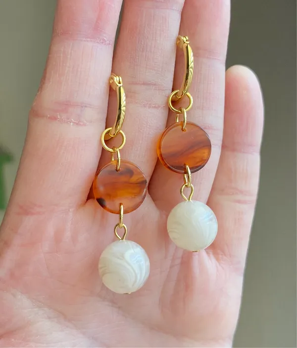 Handmade German acrylic beads & tortoiseshell hoop 2WAY dangle earrings🤎 - Image 3