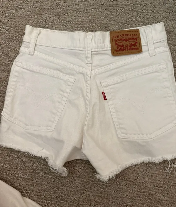 White High-Rise Levi’s Shorts - Image 2