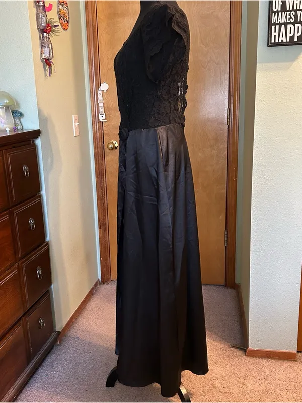 Victoria’s Secret gold label black floral lace bodice satin skirt rosette size M - Image 4