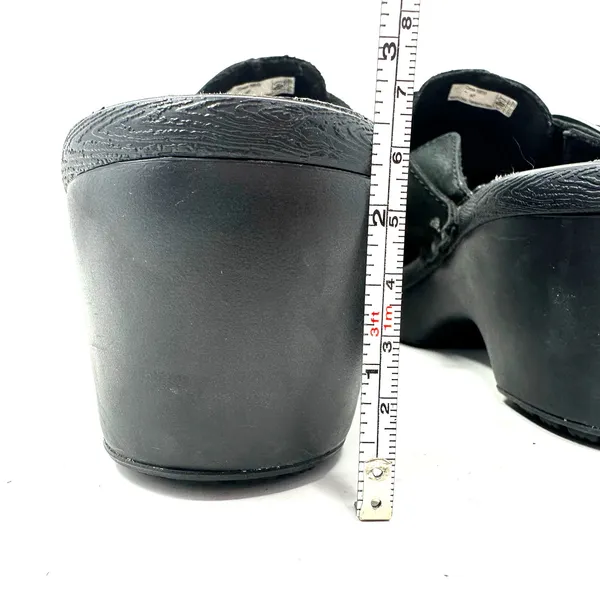 Crocs‎ Size 7 Slip On Clogs Black Style 15513 2.5 in Heel Silver Buckle Comfort - Image 5