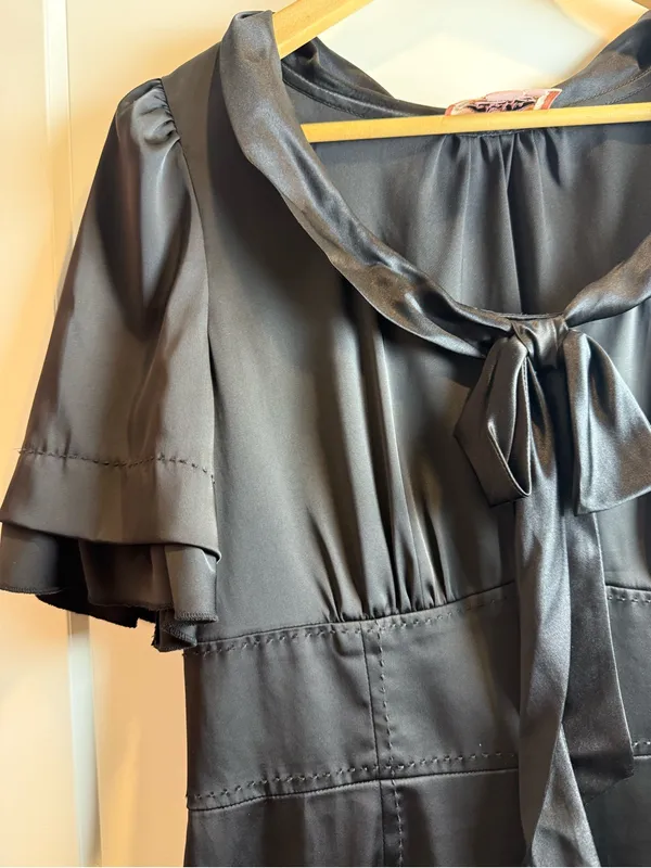 Phoebe Couture Blk Satin Tie Neck Cocktail Dress Flutter Sleeve Ruffle Hem Size8 - Image 5
