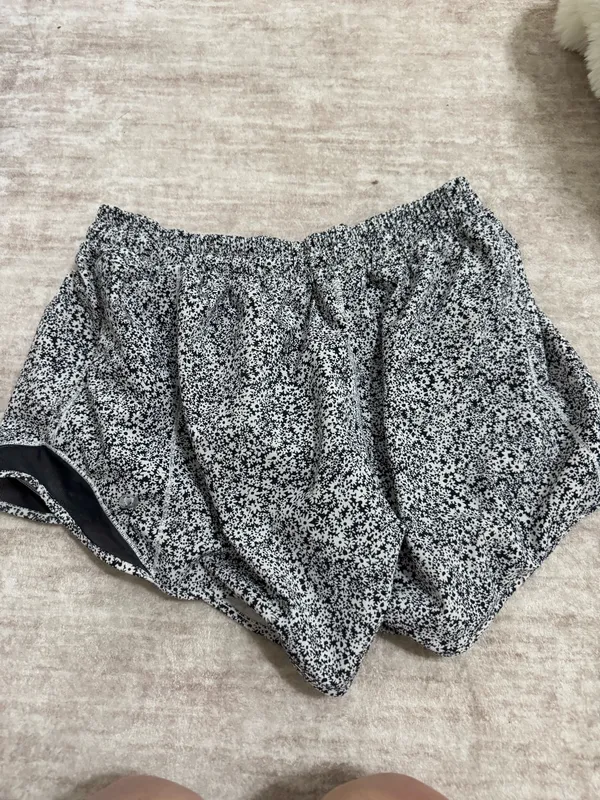 Lululemon hotty hot shorts 4” size 8 - Image 4