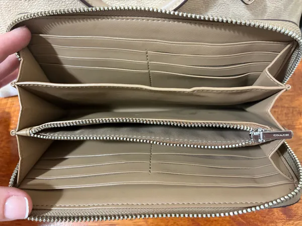 Beautiful Coach purse/matching wallet - Image 4