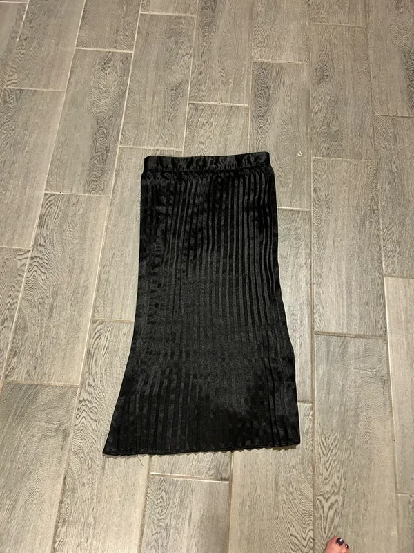 PrettyLittleThing Black pleated Midi Skirt - US size 6 - Image 7