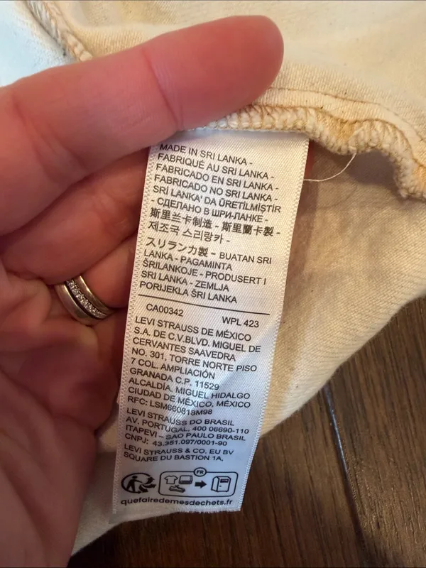 Levi’s Women’s Short-Sleeve Denim Jacket in Off White Size Large - C71-012 - Image 7