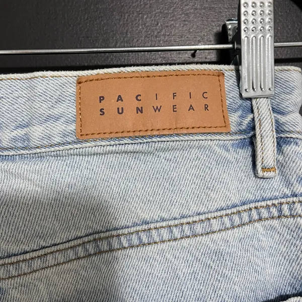 PACSUN Dad Jean Light Wash Denim Distressed Button Fly Women’s 26x29 EUC - Image 3