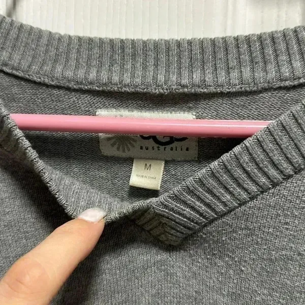UGG AUSTRALIA GRAY VNECK OVERSIZED SWEATER - Image 3