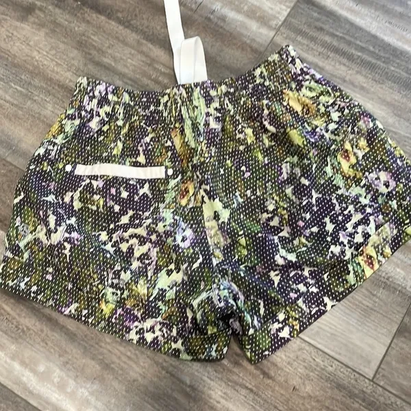 Lululemon Spring Breakaway Short Floral White Multi size 8 - Image 5