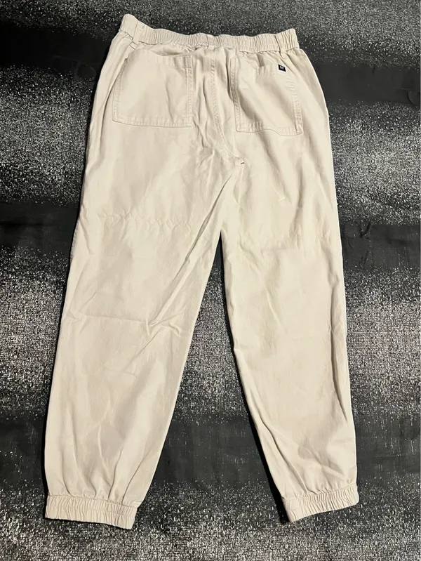 Gap these pants combine a relaxed street-style look with practical utility details. - Image 2