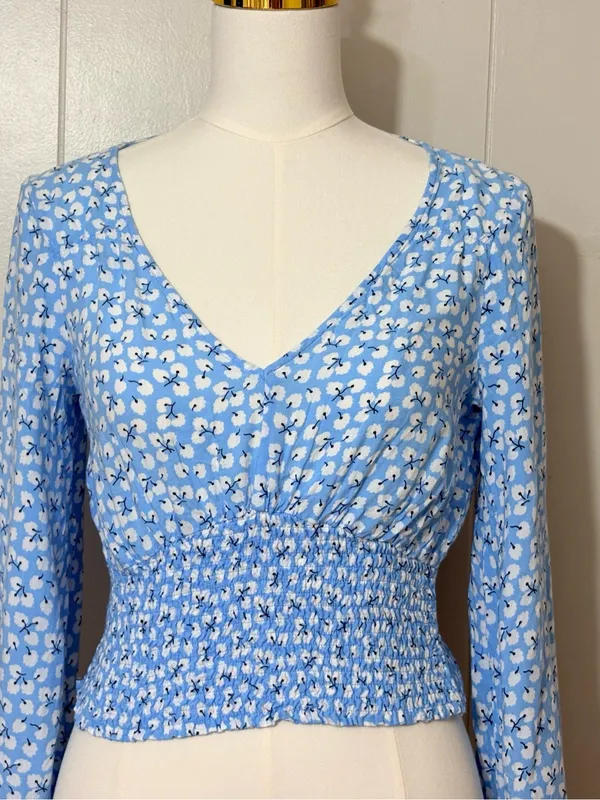 Abercrombie & Fitch Ditsy Floral Smocked V Neck Crop Top Blue S - Image 4