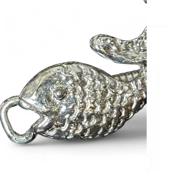 silver-tone belt with two fish heads that connect at the center. - Image 3
