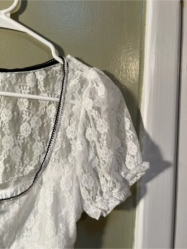 Women’s Sz Medium Short Sleeve Blouse White Lace Black Trim Bow Scoop Neck Sheer - Image 8