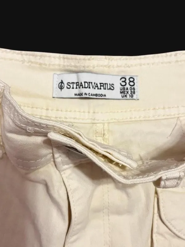 Stradivarius Cream Cargo Mid-Rise Women's Shorts - Image 2