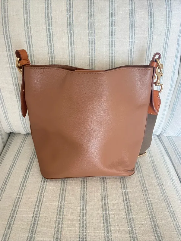 Dooney & Bourke Raleigh Roxy Leather Crossbody Shoulder Purse Bag - Image 10