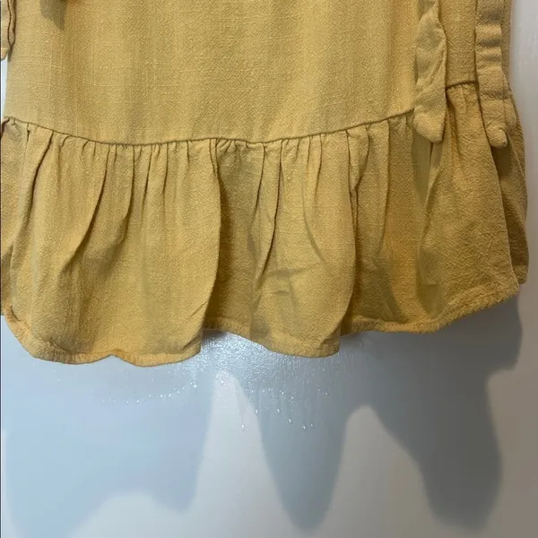 La Hearts by Pac-sun Mustard Tie-Shoulder Peplum Cami size small. - Image 3