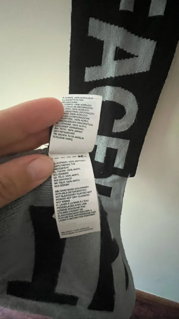 The North Face Reversible Logo Scarf – Black & Grey, Unisex - Image 5