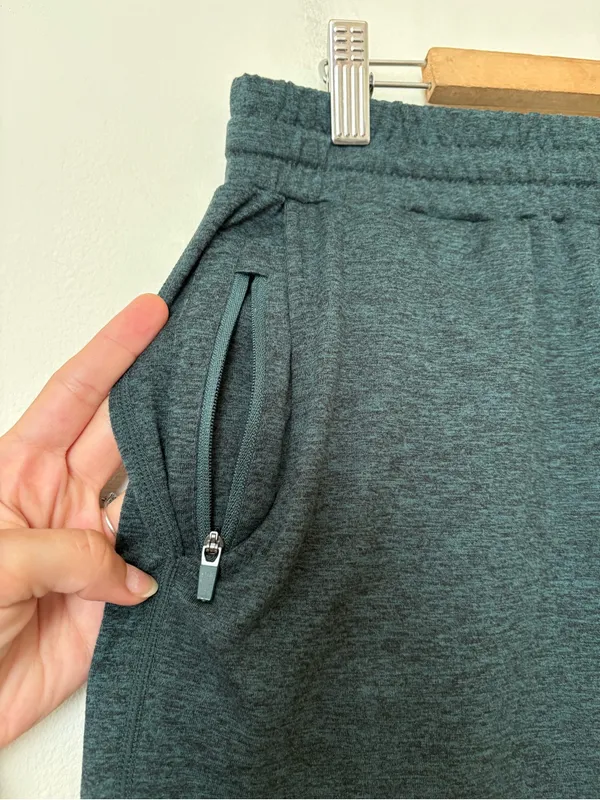 QUINCE Flowknit Mid-Rise Active Shorts Heather Green Sz Medium - Image 8