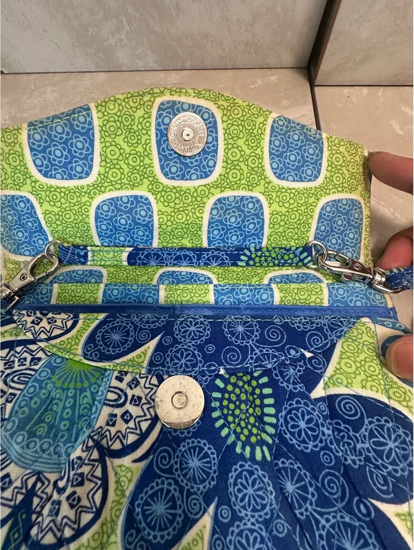Vera Bradley retired blue green 'Doodle Daisy' quilted flap wallet crossbody bag - Image 3