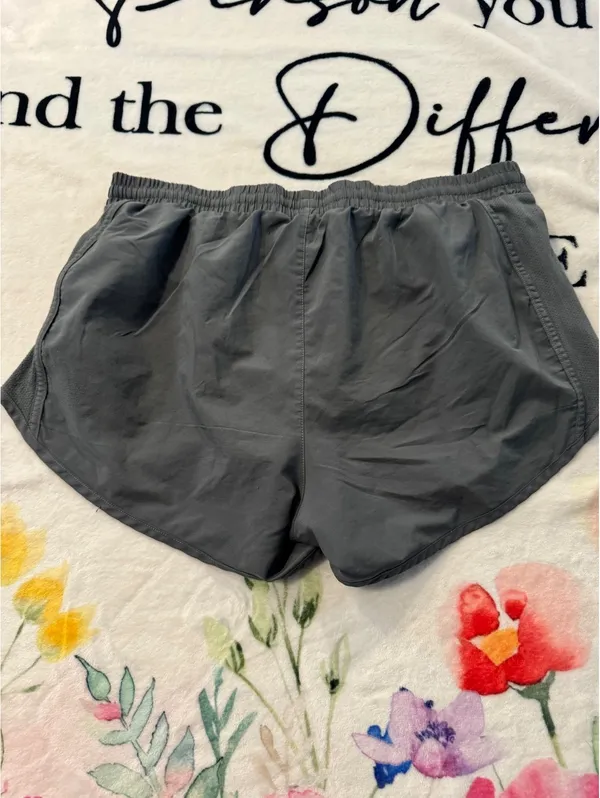 Under Armor Womens Medium Gray Running Shorts Athletic Gym Workout Size M - Image 2