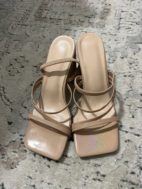 Tan heels 3.5 in Size 8.5 - Image 2