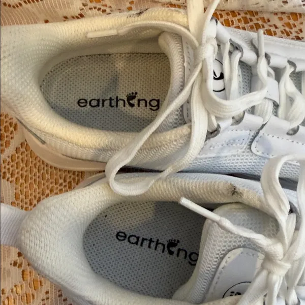 Earthing white low top lace up athletic shoes sz 6.5 - Image 4