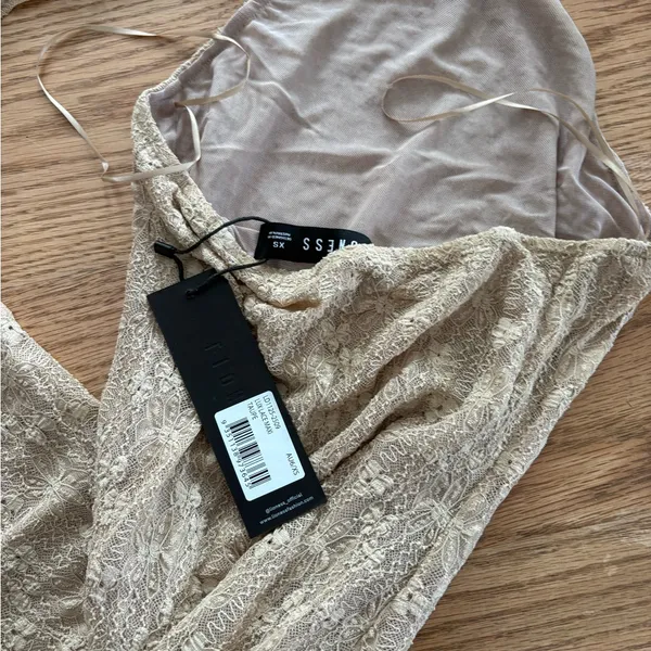 Lioness lace dress - Image 4