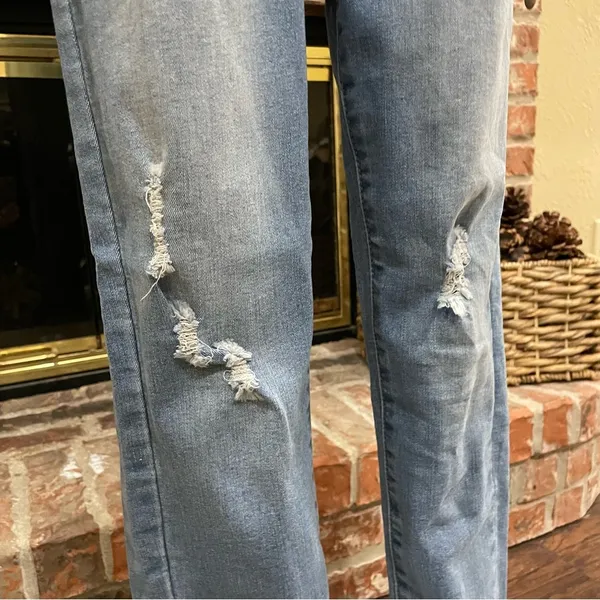 NWOT juniors skinny distressed high rise light wash jeans - Image 3