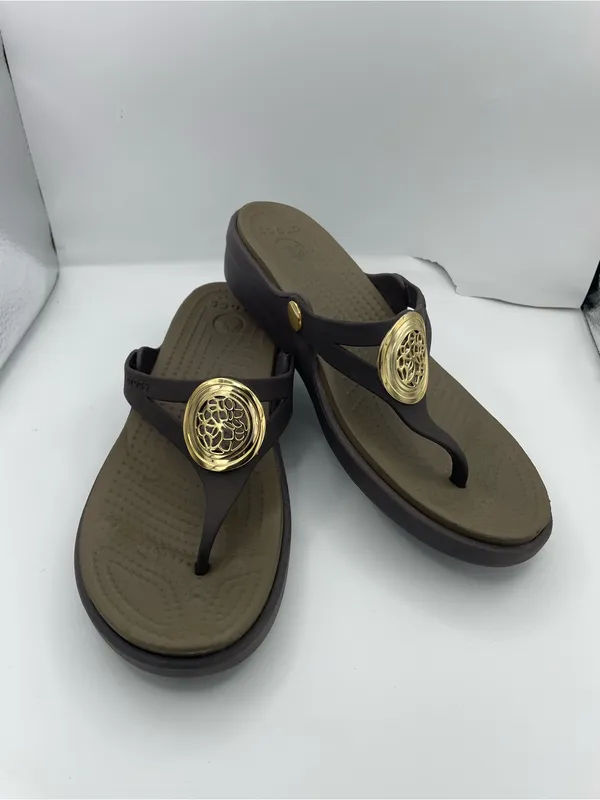 Crocs Sanrah brown gold medallion wedge sandals flip flop slide women's Size 7 - Image 4