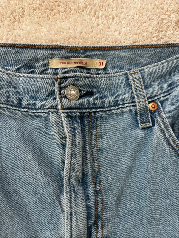 Levi Premium Ribcage Wide leg light wash in size 31 - Image 3