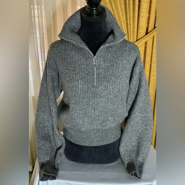 Modern STEVE MADDEN sweater 💖 - Image 2
