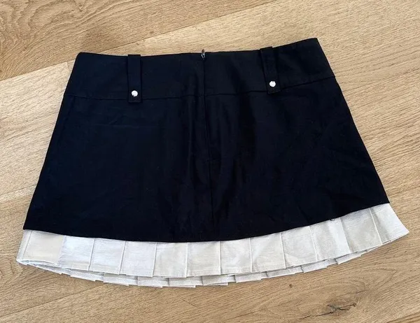White Fox Boutique - Pleated Mini Skirt in Black & Beige - Image 3