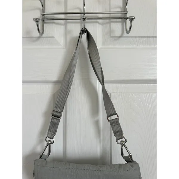 Lululemon Grey Crinkle Nylon Crossbody Bag‎ Adjustable Strap Silver Logo Bag EUC - Image 4