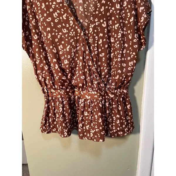 Nine West Women's Sz Medium Faux Wrap Peplum Blouse Tan Beige Animal Print Short - Image 5