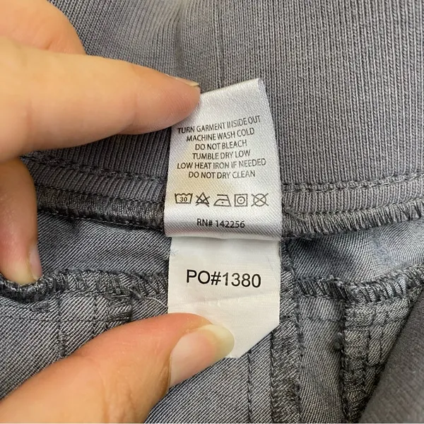 FIGS 7-Pocket Adjustable Ankle Scrub Pants Zippered Back Pockets Gray Sz Large - Image 4