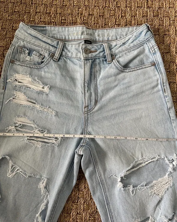 American Eagle Outfitters Women's Light Wash Distressed Stretch Mom Jeans Size 4 - Image 9