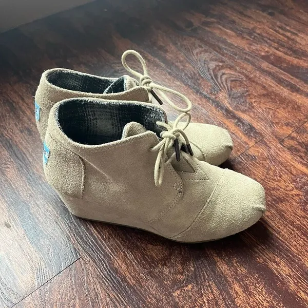 TOMS Desert Wedge Taupe Suede Lace Up Ankle Booties Boots Tan W7 - Image 4