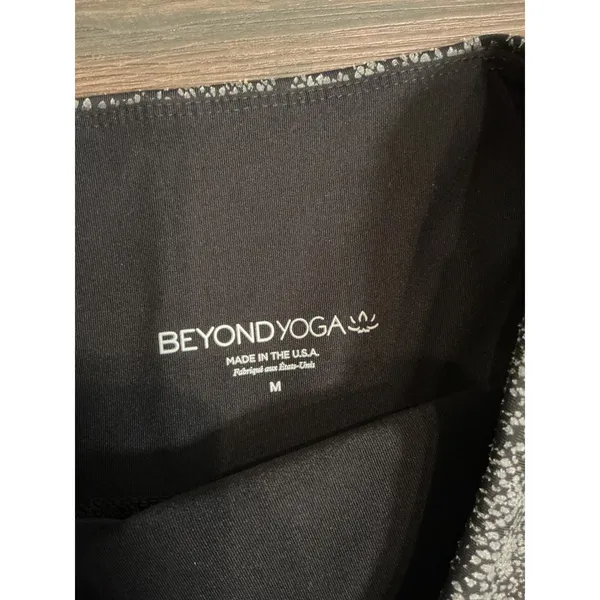 Beyond Yoga Leggings Black Gray Snakeskin Foil High Waisted Size M - Image 3