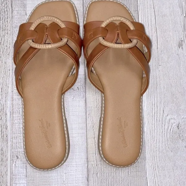 Universal Threads slide on sandals size 6 - Image 2