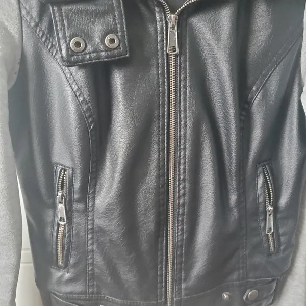 Boy meets girl jacket size small black with gray - Image 3