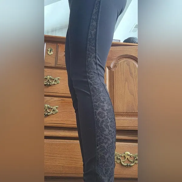 Lululemon women’s black floral mesh panel up side of leg size 6 like new - Image 7
