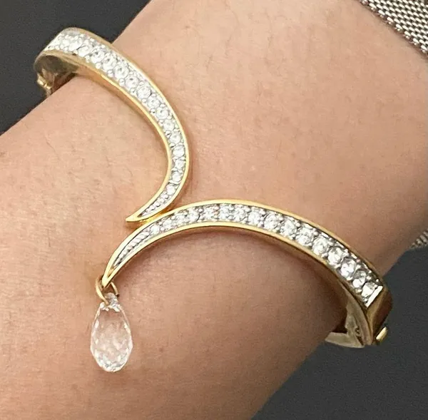SWAROVSKI Vintage Signed Gold-tone Hinged V Bangle With Teardrop Crystal Charm - Image 4