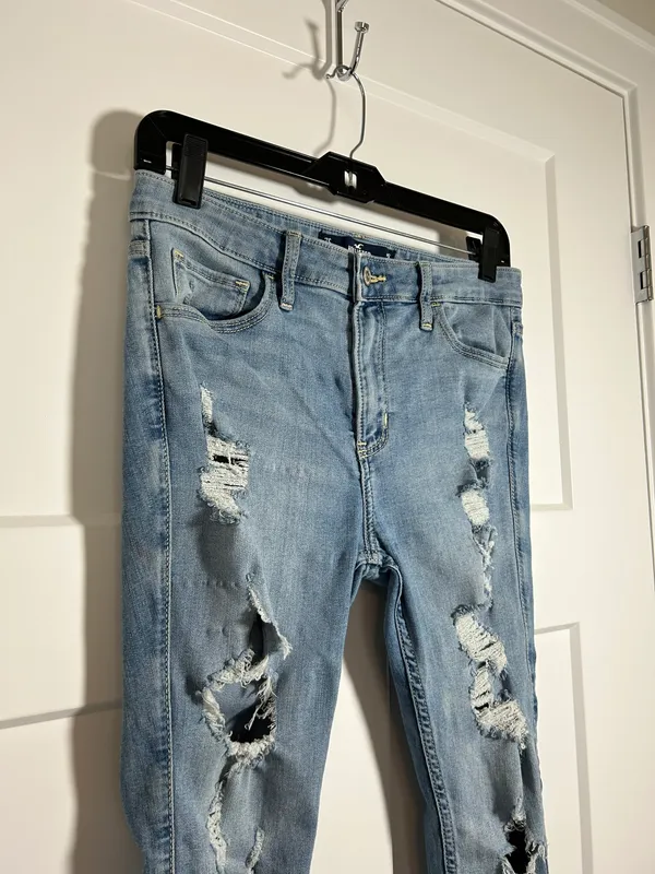 Hollister Size 28 ripped skinny jeans - Image 5