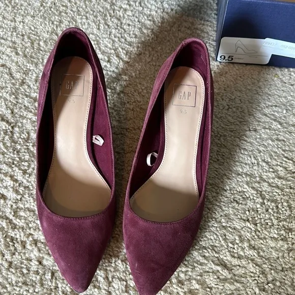 Gap suede classic pump in Bordeaux size 9. 5. - Image 2