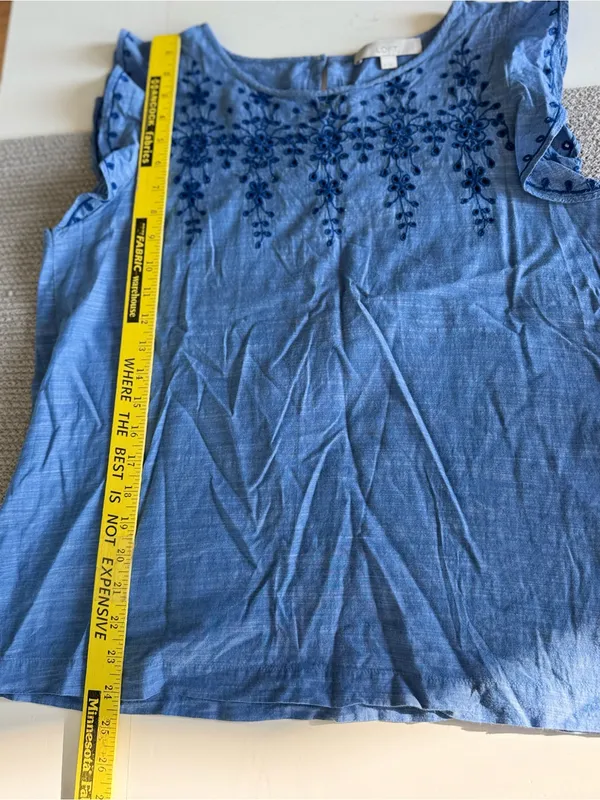 LOFT Chambray Blue Cotton Embroidered Flutter Sleeve Top Sz Medium - Image 6